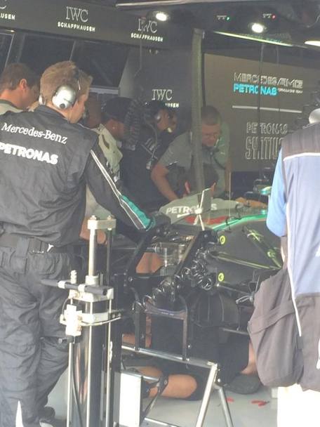 La Mercedes di Hamilton ferma ai box nelle libere-2 a Monza